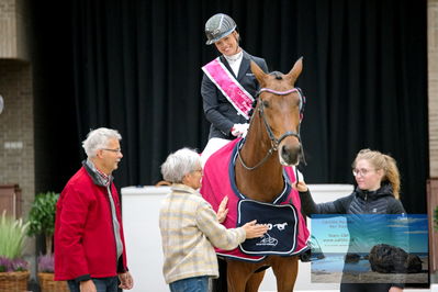 Blue Hors
4 års finale dressur
Keywords: anne-mette strandby hansen;valerie b;lap of honour