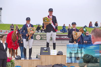 2. Kval. og Finale af Agria DRF Mesterskab U21 præsenteret af TG Horseboxes - S12. Kval. og Finale af Agria DRF Mesterskab U25 præsenteret af PAVO Springning Heste
Keywords: dm;pt;theodor wildfang just linde;frida munk lassen;josefine sandgaard moerup;lap of honour