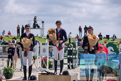 2. Kval. og Finale af Agria DRF Mesterskab U18 præsenteret af Højgård Hestehospital
Keywords: caroline knudsen;dm;emma ponsaing;pt;rosemarie heering;lap of honour