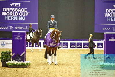 FEI Dressage World Cup Grand Prix
Keywords: patrik kittel;touch down;lap of honour