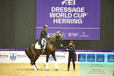 FEI Dressage World Cup Grand Prix
Keywords: patrik kittel;touch down;lap of honour