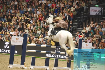 lørdag galashow
kustumespringning
Keywords: georgia timmermann;puge møllers sif