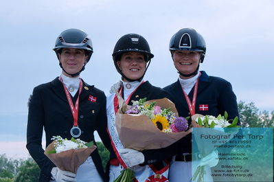 valllensbæk ride klub
senior finale
Keywords: dm;pt;price ceremony;lone bang larsen;carina cassoe krüth;cathrine laudrup-dufour;prinssese bennedikte