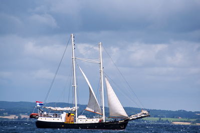 Different photos of wessels and ports
at open see outside Fyen
Keywords: Meander;sailing vessel;mmsi 244630128